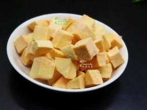 红薯，洗净，去皮，切小方块。
