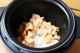 浸泡过的大米捞出放锅里，切好的红薯也放入锅里，加入8碗清水。要用冷水，千万别用热水。盖上盖子，按煮粥键，大约30分钟即可。这是智能锅，煮好会自动提醒。