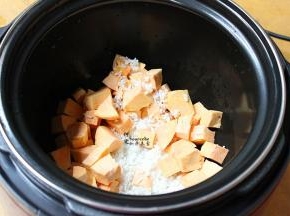 浸泡过的大米捞出放锅里，切好的红薯也放入锅里，加入8碗清水。要用冷水，千万别用热水。盖上盖子，按煮粥键，大约30分钟即可。这是智能锅，煮好会自动提醒。
