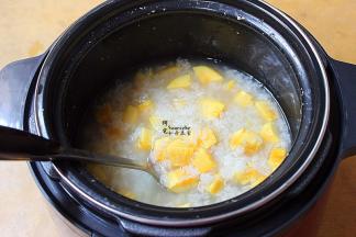 煮好的粥，不要马上开盖，要焖10分钟，开盖之后用勺子拌均，不需要放任何的糖、盐。煮好的粥焖了之后，会浓稠香滑，非常好吃。