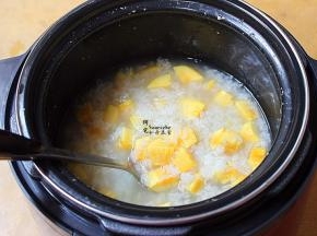 煮好的粥，不要马上开盖，要焖10分钟，开盖之后用勺子拌均，不需要放任何的糖、盐。煮好的粥焖了之后，会浓稠香滑，非常好吃。