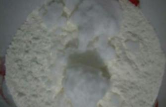 先来制作水油皮部分，将白糖倒入面粉中拌匀