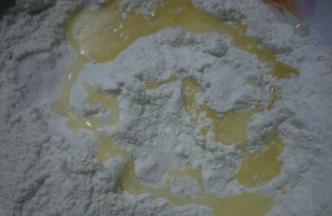 把玉米油倒入拌匀