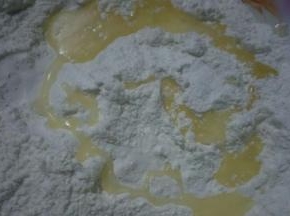 把玉米油倒入拌匀