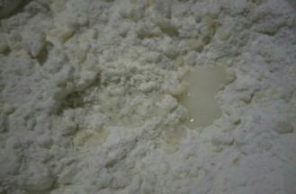 清水边加边搅拌