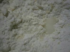 清水边加边搅拌