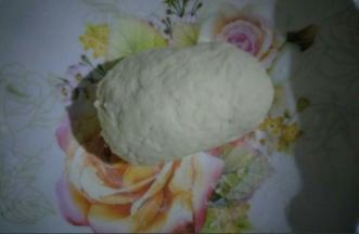 揉成面团，盖保鲜膜松弛20分钟