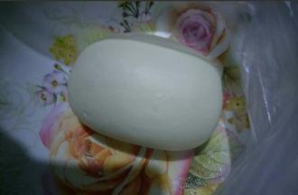 醒发好的水油皮面团，揉成更光滑的面团，盖保鲜膜再次醒发15分钟