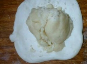 不用揉面，直接把水油皮面按扁圆，包上油酥，尽量不要包进空气