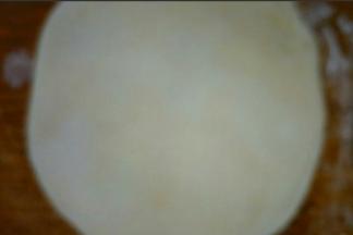 用擀面杖擀成厚度为0.3cm的薄饼