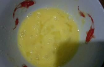 鸡蛋液打散备用