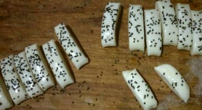 用刀切成宽度为1 cm左右的长条，也可以切成三角状，具体根据自己喜欢。