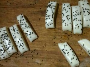 用刀切成宽度为1 cm左右的长条，也可以切成三角状，具体根据自己喜欢。