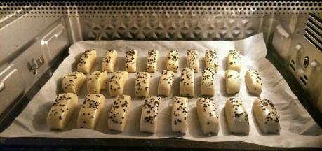 然后放入预热好的烤箱中层，大约烤25分钟左右