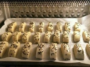 然后放入预热好的烤箱中层，大约烤25分钟左右