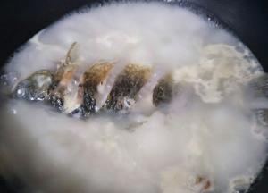 加入覆盖鱼面的热水，大火烧开转小火炖。