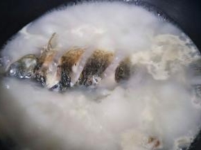 加入覆盖鱼面的热水，大火烧开转小火炖。