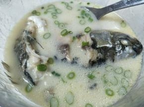 盛到碗里，加入盐，葱花适量。刚好够一位产妇一顿饭