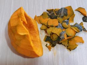 南瓜切开去皮去瓤，洗干净！