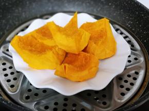 切小块隔水蒸熟！