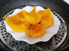 切小块隔水蒸熟！