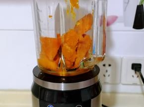 蒸熟的南瓜放入破壁机中，加入牛奶！