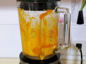 启动破壁机将南瓜打碎成泥状！