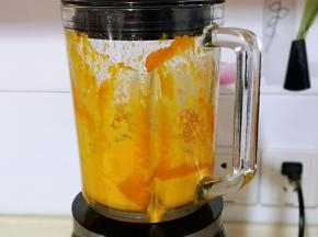 启动破壁机将南瓜打碎成泥状！