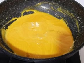 将南瓜泥倒入不粘锅中！全程小火！