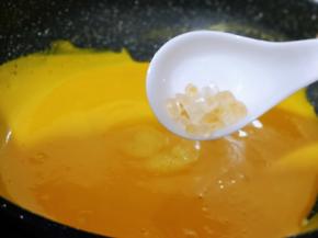 加入冰糖！小朋友喜欢有点甜的，所以加了冰糖，冰糖量可以根据个人喜欢加，不喜欢不加也可以！