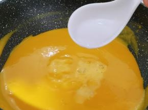 糯米粉加入少许纯净水调成液体！倒入南瓜糊中。