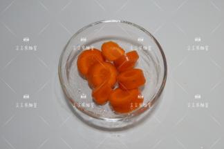 胡萝卜切成小块（留一点切花片）放入微波炉打熟