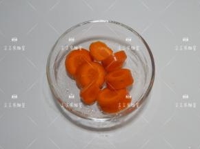胡萝卜切成小块（留一点切花片）放入微波炉打熟