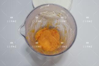 剩余酸奶倒入碗中