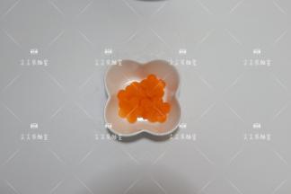 剩余胡萝卜用模具压成花片