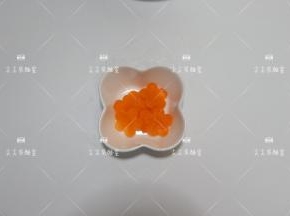 剩余胡萝卜用模具压成花片