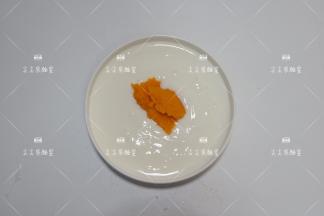 取适量胡萝卜泥放入