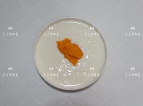 取适量胡萝卜泥放入