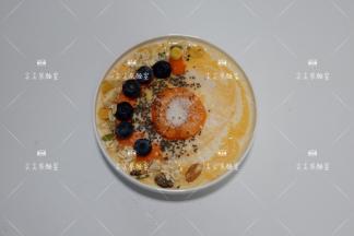 依次将食材放入表面装饰即可