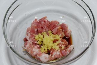 加入生抽，老抽，料酒，盐，香油，姜末