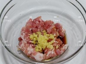 加入生抽，老抽，料酒，盐，香油，姜末