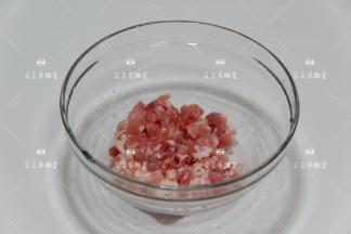 猪五花肉剁成肉馅