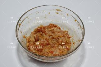 将提前蒸好的糯米加入肉馅中拌匀。