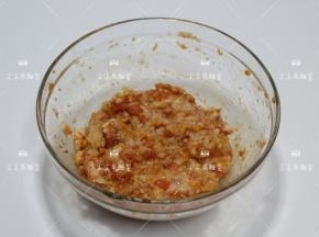 将提前蒸好的糯米加入肉馅中拌匀。