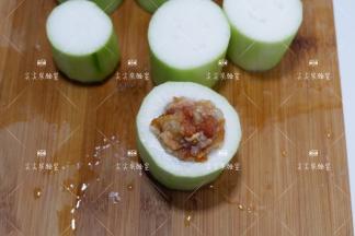 填入拌好的糯米肉馅。