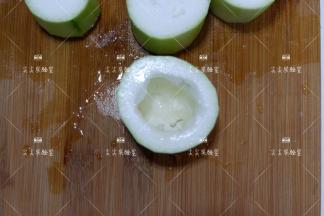 用小勺把中心处挖空，底部不要挖透。