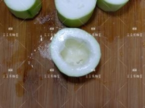 用小勺把中心处挖空，底部不要挖透。