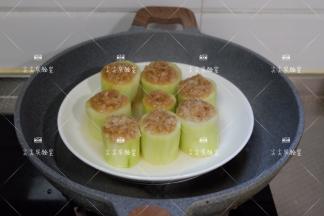 蒸好将瓠瓜盏取出摆盘，蒸出的汤汁放入锅中勾芡煮至浓稠淋在瓠瓜盏上即可。