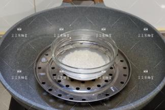 先将糯米淘洗干净，放入锅中蒸成糯米饭