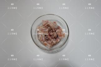 羊排剁成小块，洗净血水沥干